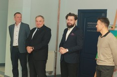 Przemówienie prof. dr. hab. inż. Lecha Lichołaia - Dziekana Wydziału Budownictwa, Inżynierii Środowiska i Architektury, od lewej: dr hab. inż. Piotr Nazarko, prof. Uczelni - Prodziekan ds. Rozwoju, prof. dr hab. inż. Lech Lichołai, dr inż. arch. Cezary Szpytma, dr inż. arch. Igor Labuda.