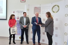 mgr inż. Sylwia Dąbrowska odbiera nagrodę