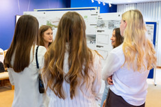 Uczestniczki Sesji Posterowej podczas Drugiej Konferencji "Studenci Politechniki Rzeszowskiej projektują Rzeszów", fot. mgr Dawid Zientek