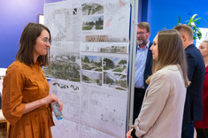 Od lewej: dr inż. arch. Monika Szopińska-Mularz, inż. arch. Marta Malec podczas Sesji Posterowej podczas Drugiej Konferencji "Studenci Politechniki Rzeszowskiej projektują Rzeszów", fot. mgr Dawid Zientek 