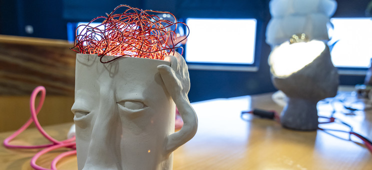 Jedna z lamp wykonanych przez uczestniczkę konkursu w kształcie głowy z której wystają kable przypominające kłębiące się myśli