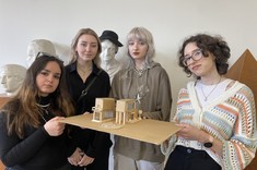 Uczennice Akademickiego Liceum Ogólnokształcącego w Rzeszowie wraz z makietą powstałą podczas warsztatów modelarskich "Dom marzeń" odbywanych w ramach programu Via Carpatia w "Pracowni rysunku" w budynku M.