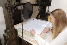 Studentka kierunku geodezja i planowanie przestrzenne w Muzeum Geodezyjno-Kartograficznym w Opatowie.