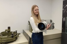 Studentka kierunku geodezja i planowanie przestrzenne w Muzeum Geodezyjno-Kartograficznym w Opatowie.