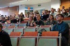 Uczestnicy (w tym Martyna Futoma, Kamil Błachowicz, Marta Piasecka, mgr inż. Adrian Moskal) konferencji studenckiej pt. „8. Forum Uni-Biznes Geodezja Przedsiębiorcy Studenci”, która odbyła się 8 grudnia 2023r na Wydziale Geodezji Górniczej i Inżynierii Środowiska Akademii Górniczo-Hutniczej w Krakowie.