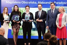 Od lewej: Magdalena Obszyńska, Aleksandra Paradysz, Joanna Owsiak, Minister Rozwoju i Technologii - Waldemar Buda, Wiceminister Rozwoju i Technologii - Piotr Uściński, Główna Inspektor Nadzoru Budowlanego - Dorota Cabańska, fot. GUNB