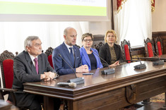 Od lewej: prof. dr hab. inż. Marek Gosztyła - kierownik Katedry Konserwacji Zabytków Politechniki Rzeszowskiej im. Ignacego Łukasiewicza, Konrad Fijołek - Prezydent Miasta Rzeszowa, dr hab. Iwona Włoch, prof. Uczelni - Prorektor ds. Kształcenia na Politechnice Rzeszowskiej im. Ignacego Łukasiewicza, dr inż. Marzena Kłos - Prodziekan ds. Kształcenia na Wydziale Budownictwa, Inżynierii Środowiska i Architektury Politechniki Rzeszowskiej im. Ignacego Łukasiewicza, fot. B. Motyka