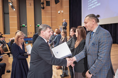 Wręczenie dr. inż. Grzegorzowi Strażowi (Katedra Geodezji i Geotechniki im. Kaspra Weigla) nagrody na wniosek za osiągnięcia naukowe, za osiągnięcia dydaktyczne oraz za osiągnięcia organizacyjne