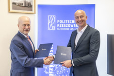 Od lewej: prorektor ds. rozwoju i współpracy z otoczeniem Politechniki Rzeszowskiej prof. dr hab. inż. Jarosław Sęp, Maciej Grządziel - prezes Zarządu Transprzęt Sp. z o.o. Sp. K. z siedzibą w Sanoku.