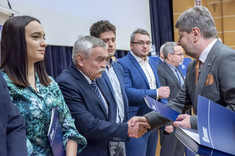 Wręczenie nagrody przez Rektora Politechniki Rzeszowskiej Panu prof. dr. hab. inż. Markowi Gosztyle, ponadto na zdjęciu dr inż. Andżelika Domoń, dr inż. Marcin Górski, dr inż. Andriy Huts, dr inż. Lucjan Janas, fot. A.Surowiec