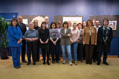 Zdjęcie grupowe przybyłych na otwarcie wystawy gości