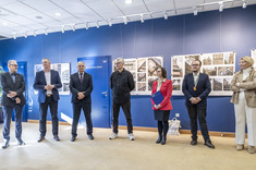 Profesor Aleksander Kozłowski przemawia do obecnych na wernisażu