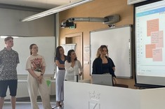 Wystąpienie studentów (czterech dziewczyn i jednego chłopaka) podczas międzynarodowych studenckich warsztatów urbanistycznych: MARKETPLACES AS PLACES OF LOCAL ACTIVITIES – STRATEGY, DESIGN, PEOPLE