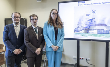 Prezentacja pierwszego etapu projektu architektonicznego Muzeum Politechniki Rzeszowskiej. Od lewej: J. Skierski, H. Leszczyński, P. Matyś.