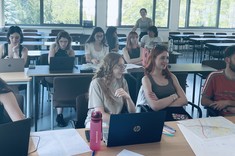 Uczestnicy (na zdjęciu widoczne dziesięć dziewczyn i jeden chłopak) międzynarodowych studenckich warsztatów urbanistycznych: MARKETPLACES AS PLACES OF LOCAL ACTIVITIES – STRATEGY, DESIGN, PEOPLE