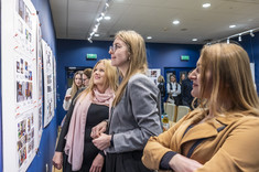 Absolwentki studiów podyplomowych pn. "Architektura Wnętrz i Wystawiennictwa" podczas wystawy wybranych prac projektowych absolwentów tego kierunku.