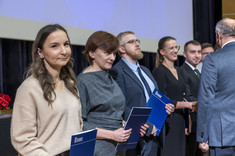 Pracownicy nagrodzeni za uzyskanie stopnia naukowego doktora, w tym od lewej: dr inż. Wioleta Iskra-Kozak (Zakład Inżynierii Materiałowej i Technologii Budownictwa), dr inż. arch. Karolina Kozłowska (Katedra Urbanistyki i Architektury)