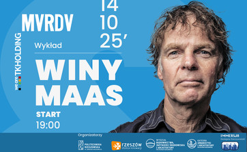 Prostokątna pozioma grafika. Tło w kolorze niebieskim. Po prawej stronie białe napisy MVRDV i Winy Maas i data wydarzenia. Z prawej strony portret mężczyzny. Na dole ciemno niebieski pasek z symbolami graficznymi uczelni, wydziału, katedry i koła naukowego Immersja oraz herbem Rzeszowa.