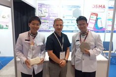 Dr hab. inż. Adam Masłoń, prof. PRz wraz z dwoma uczestnikami 18. Międzynarodowych Targach Wynalazków i Innowacji Intarg 2025 w Katowicach