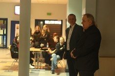 Przemówienie prof. dr. hab. inż. Lecha Lichołaia - Dziekana Wydziału Budownictwa, Inżynierii Środowiska i Architektury, w tle studenci oraz dr hab. inż. Piotr Nazarko, prof. Uczelni - Prodziekan ds. Rozwoju.