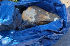 Worek z odpadami zebranymi z brzegów rzeki Wisłok.