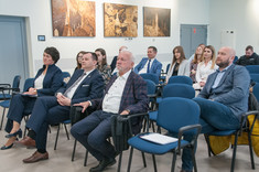Osoby obecne na uroczystym rozstrzygnięciu konkursu na najlepszą pracę dyplomową  absolwentów studiów II stopnia kierunków: inżynieria środowiska i energetyka, w tym w pierwszym rzędzie od lewej: dr hab. inż. Bożena Babiarz, prof. PRz, przewodnicząca Komisji Konkursowej, Wiceprezes PZITS O. Podkarpackiego, mgr inż. Wacław Kamiński - Przewodniczący Okręgowej Rady PDK OIIB, mgr inż. Leszek Kaczmarczyk - Prezes PZITS O. Podkarpackiego