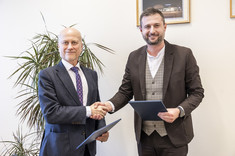 Od lewej: prof. J. Sęp , mgr inż. D. Homa