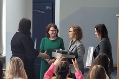 Od lewej: dr inż. arch. Joanna Figurska-Dudek - opiekun Koła Architektonicznego ZARYS, mgr Bożena Janda - Dyrektor Wojewódzkiej i Miejskiej Biblioteki Publicznej w Rzeszowie, pracownice Wojewódzkiej i Miejskiej Biblioteki Publicznej w Rzeszowie.