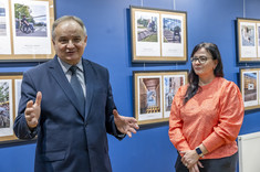 Przemówienie prof. dr. hab. inż. Lecha Lichołaia - Dziekana Wydziału Budownictwa, Inżynierii Środowiska i Architektury, na fotografii ponadto dr inż. Agnieszka Pękala - Pełnomocnik Rektora ds. Osób z Niepełnosprawnościami, fot. Beata Motyka