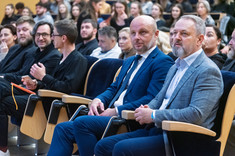  Grupa osób słuchających wykładu. Na pierwszym planie siedzi koło siebie dwóch mężczyzn oficjalnie ubranych. Na pierwszym planie od prawej: D. Urbanik, prez. K. Fijołek.