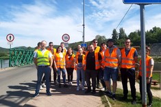 Studenci kierunku transport przed starym mostem kratownicowym (wojskowym) w Sanoku