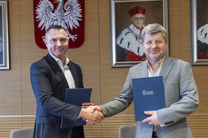 Od lewej: Łukasz Zieliński, rektor prof. P. Koszelnik