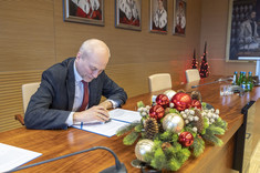 Prorektor ds. ds. rozwoju i współpracy z otoczeniem prof. dr hab. inż. Jarosław Sęp podpisujący umowę, fot. B. Motyka