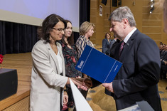 Wręczenie dr hab. inż. Bernardecie Dębskiej (Katedra Budownictwa Ogólnego) nagrody na wniosek za osiągnięcia naukowe, za osiągnięcia dydaktyczne oraz za osiągnięcia organizacyjne
