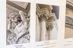 Plansze z fotografiami prezentowanymi na wystawie