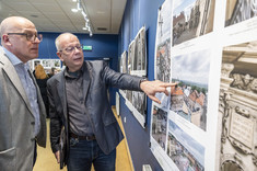 Lesław Bichajło prof. Uczelni wskazuje z zainteresowaniem na jedną z prezentowanych fotografii, Lucjan Ślęczka prof. Uczelni z zainteresowaniem patrzy na tą fotografię