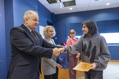 Dziekan Lech Lichołai gratuluje nagrodzonej w konkursie uczennicy