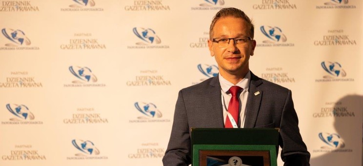 Dr inż. Adam Masłoń (Katedra Inżynierii i Chemii Środowiska) z nagrodą Ambasadora Innowacyjności 2022, fot. Europejski Ośrodek Rozwoju Gospodarki