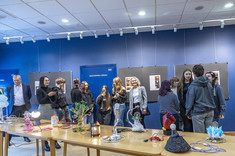 Zaproszeni goście oczekujący na otwarcie wystawy