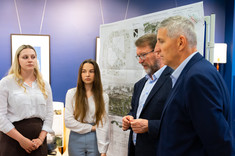Uczestnicy Sesji Posterowej, w tym Dyrektor ds. Inwestycji Developres sp. z o.o. mgr inż. Wojciech Staszkiewicz, podczas Drugiej Konferencji "Studenci Politechniki Rzeszowskiej projektują Rzeszów", fot. mgr Dawid Zientek 