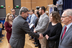 Wręczenie nagrody przez Rektora Politechniki Rzeszowskiej Pani dr. inż. arch. Annie Sikorze, prof. Uczelni, ponadto na zdjęciu dr hab. inż. Bartosz Miller, prof. Uczelni inż. Michał Musiał, dr inż. Krzysztof Nowak, dr inż. Sławomir Rabczak, dr inż. Agnieszka Pękala, dr inż. Mateusz Rajchel, dr inż. Aleksander Starakiewicz, prof. Uczelni, fot. A.Surowiec