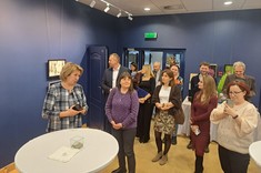 Grupa osób słucha wypowiedzi autorki obrazów, fot. dr inż. arch. Joanna Dudek