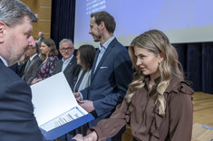 Wręczenie mgr inż. Patrycji Lechwar (Zakład Projektowania Architektonicznego i Grafiki Inżynierskiej) nagrody za publikację o liczbie punktów 140