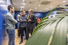 Pracownicy Zakładu Urbanistyki i Architektury – od lewej: mgr inż. arch. Jakub Dudek, mgr inż. arch. Mateusz Bober, mgr inż. arch. Dorota Bober rozmawiają w galerii P_okaz, fot. Beata Motyka