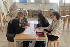 Uczennice Akademickiego Liceum Ogólnokształcącego w Rzeszowie podczas warsztatów modelarskich "Dom marzeń" odbywanych w ramach programu Via Carpatia w "Pracowni rysunku" w budynku M.