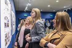 Absolwentki studiów podyplomowych pn. "Architektura Wnętrz i Wystawiennictwa" podczas wystawy wybranych prac projektowych absolwentów tego kierunku.