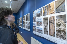 Plansze z fotografiami prezentowanymi na wystawie