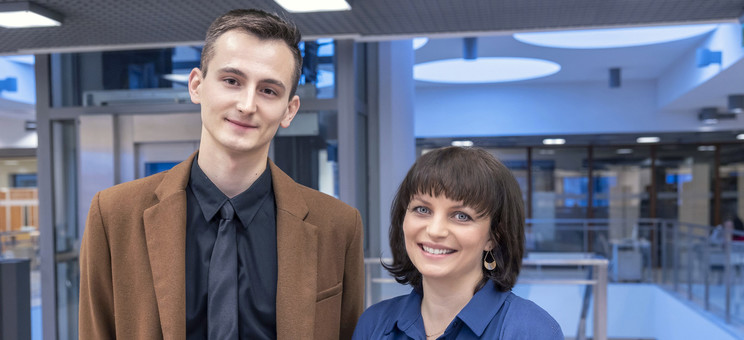 mgr inż. arch. Marcin Ziobro, dr inż. arch. Joanna Dudek w holu budynku V, fot. B. Motyka