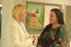 Dr inż. Marzena Kłos, prof. Uczelni - Prodziekan ds. Kształcenia na kierunku architektura, dr inż. arch. Joanna Figurska-Dudek, w tle praca rysunkowa Pani Joanny Szyszki.