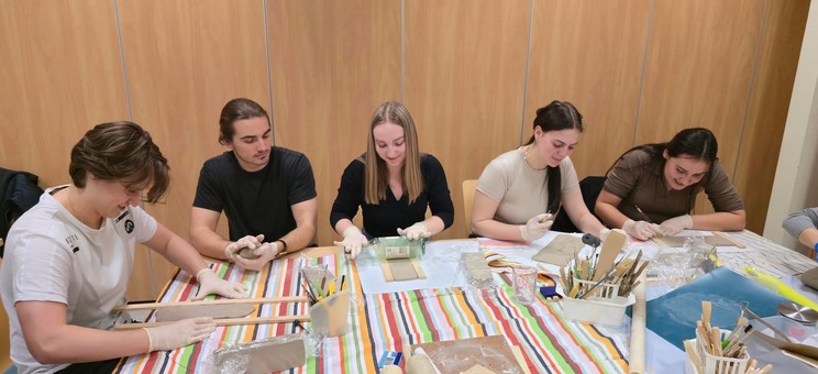 Od lewej: Rafał Kieroński, Konrad Kawa, Gabriela Kawa, Julia Krzywińska, Katarzyna Pasieka - członkowie KN AMS podczas warsztatów ceramicznych